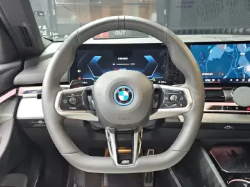 2025 BMW i5 с пробегом 39 003 км