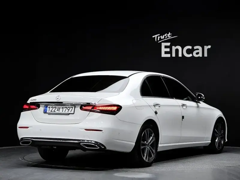 2023 Mercedes-Benz E-Класс с пробегом 17 987 км