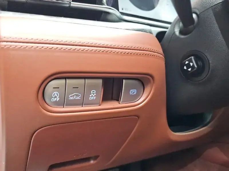 2023 Genesis G90 с пробегом 82 663 км