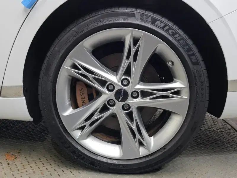 2023 Genesis G90 с пробегом 82 663 км