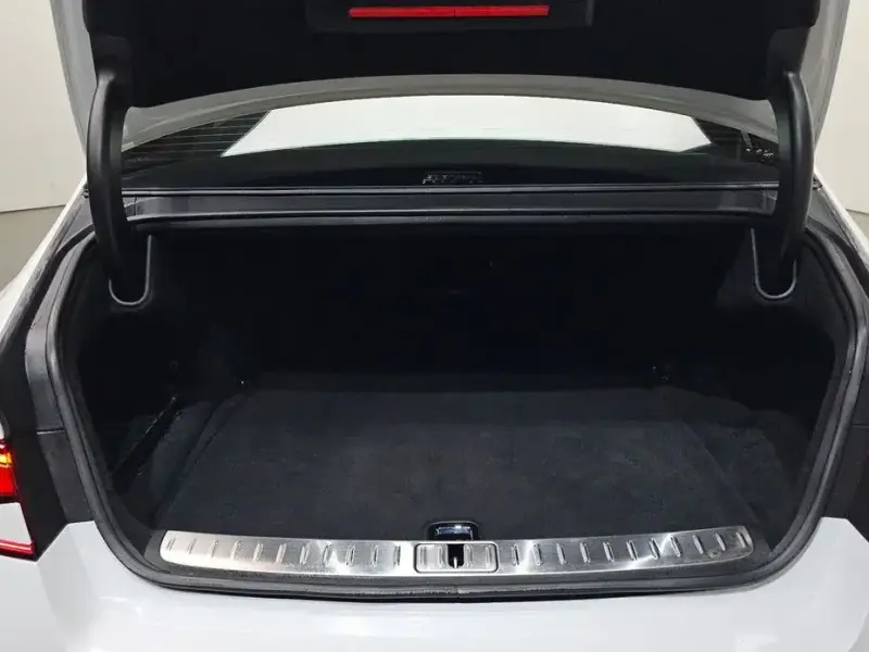 2023 Genesis G90 с пробегом 82 663 км