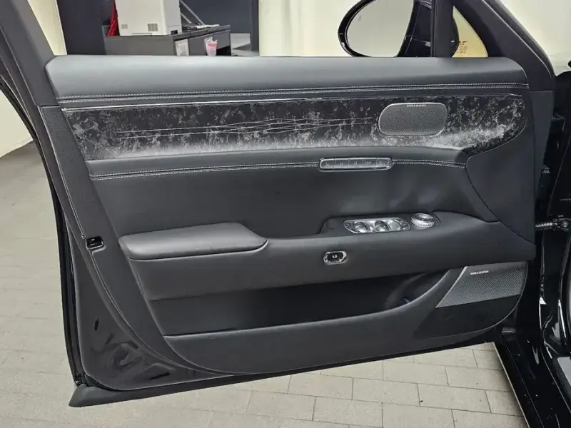 2023 Genesis G90 с пробегом 9 507 км