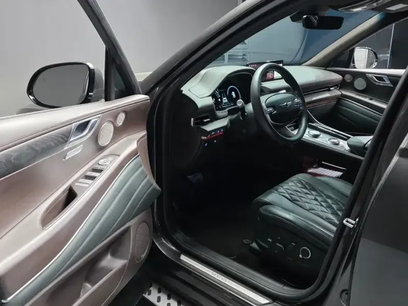 2023 Genesis GV80 с пробегом 14 905 км