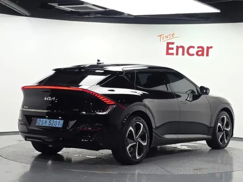 2022 Kia EV6 с пробегом 42 136 км