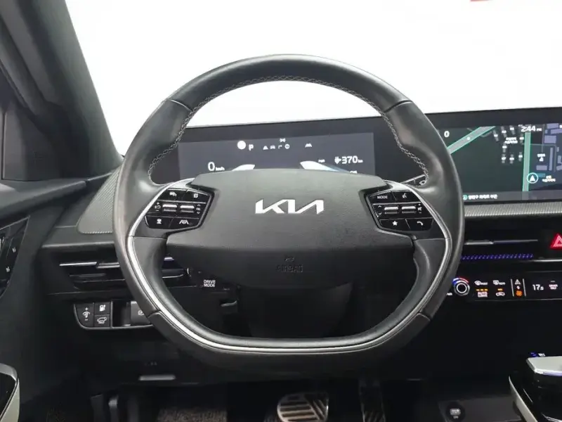 2022 Kia EV6 с пробегом 42 136 км