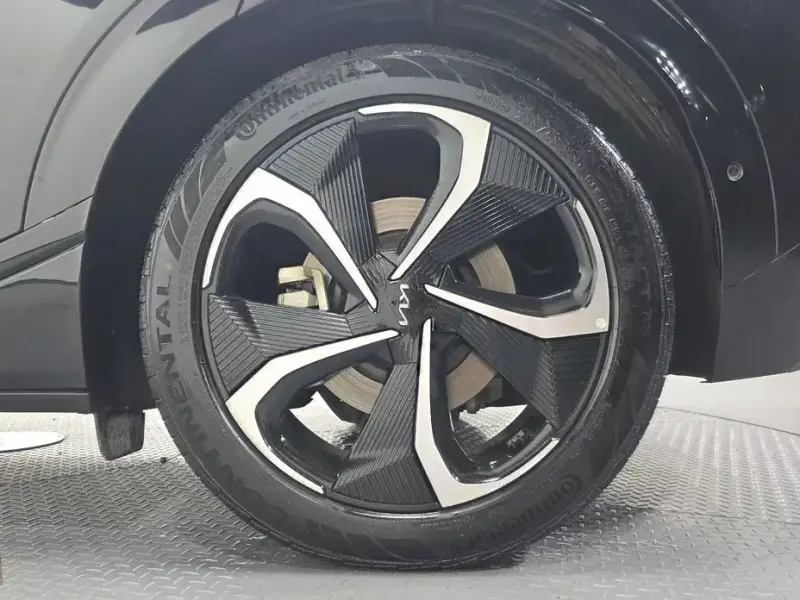 2022 Kia EV6 с пробегом 42 136 км