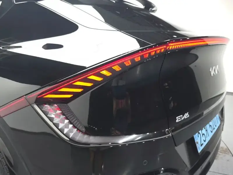 2022 Kia EV6 с пробегом 42 136 км