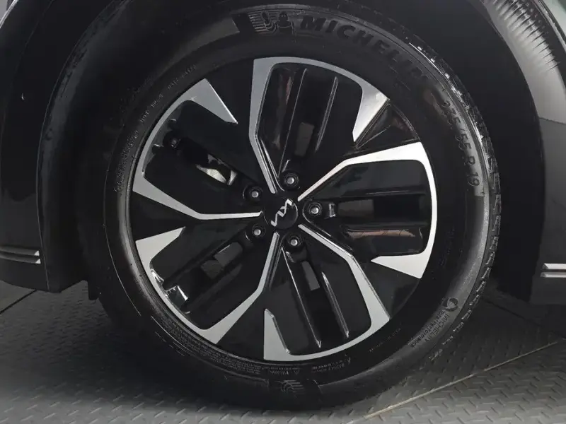 2023 Kia EV6 с пробегом 49 909 км
