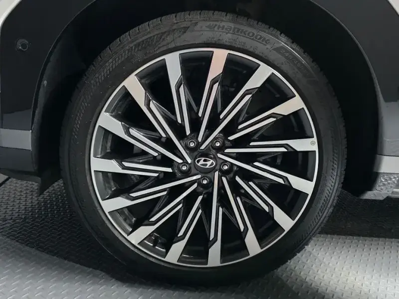 2024 Hyundai Santa Fe с пробегом 12 896 км