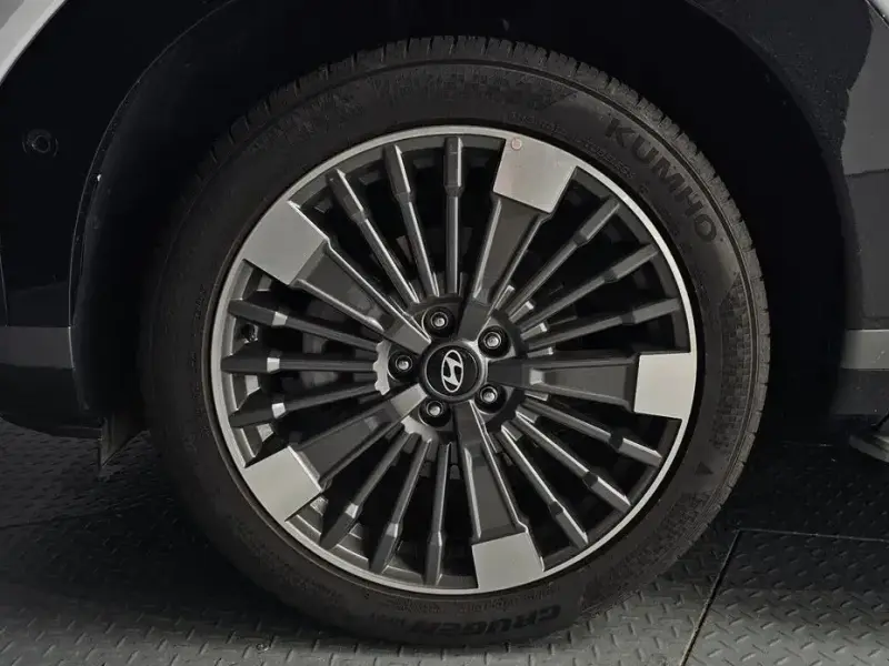 2025 Hyundai Santa Fe с пробегом 10 707 км