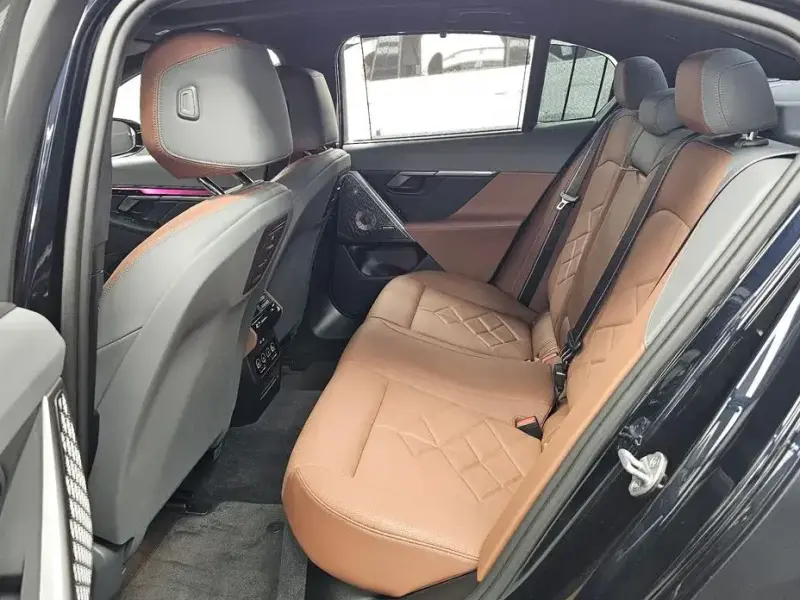 2024 BMW i5 с пробегом 9 601 км