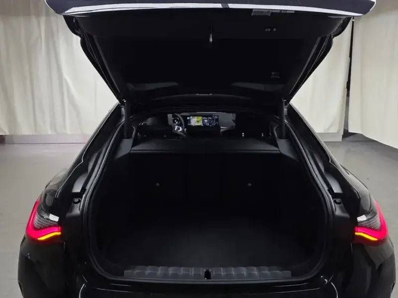 2022 BMW i4 с пробегом 10 487 км