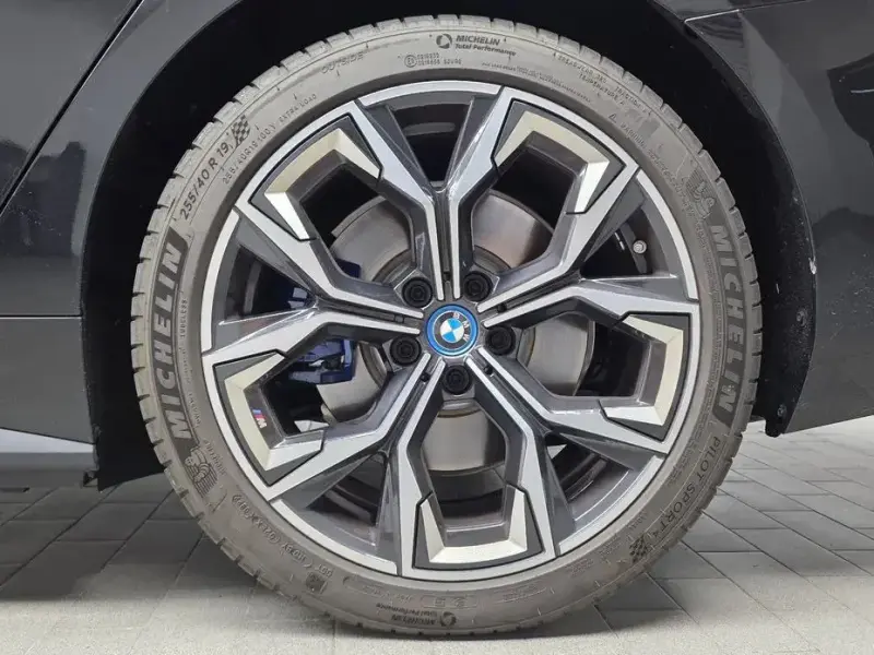 2022 BMW i4 с пробегом 10 487 км