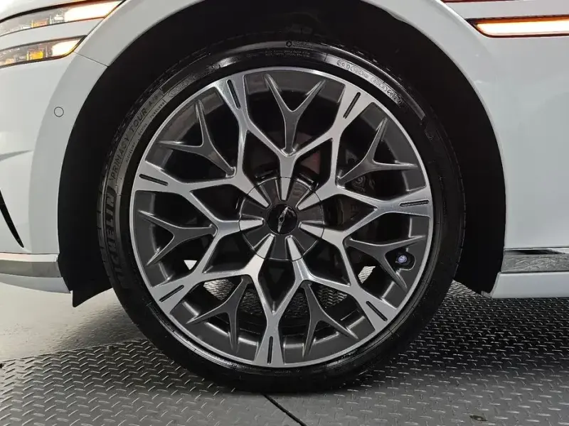 2023 Genesis G90 с пробегом 32 900 км