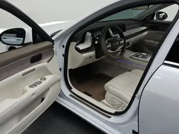 2023 Genesis G90 с пробегом 32 900 км
