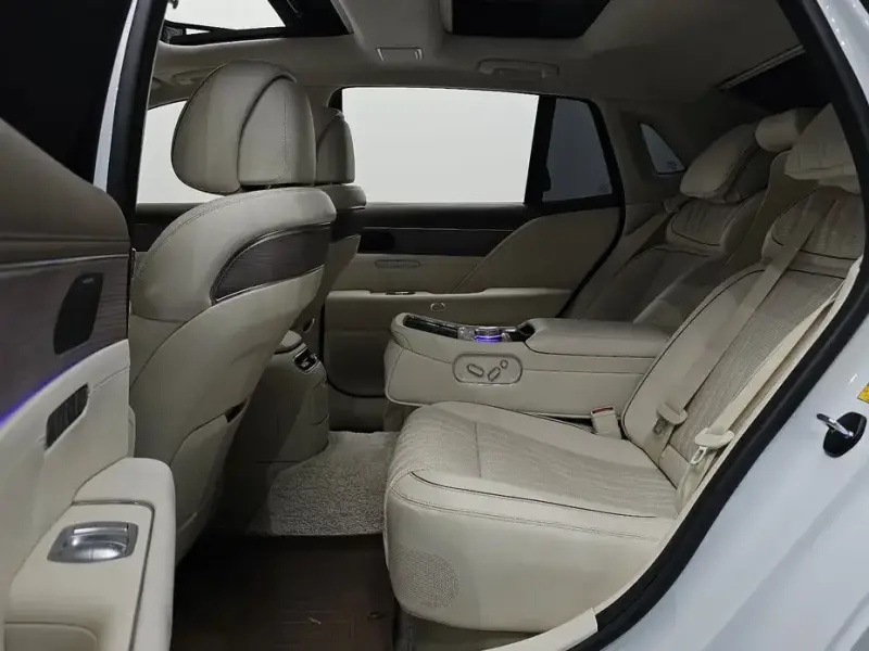 2023 Genesis G90 с пробегом 32 900 км