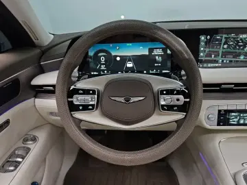2023 Genesis G90 с пробегом 32 900 км