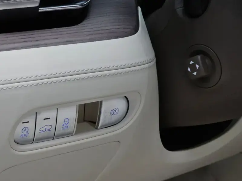 2023 Genesis G90 с пробегом 32 900 км