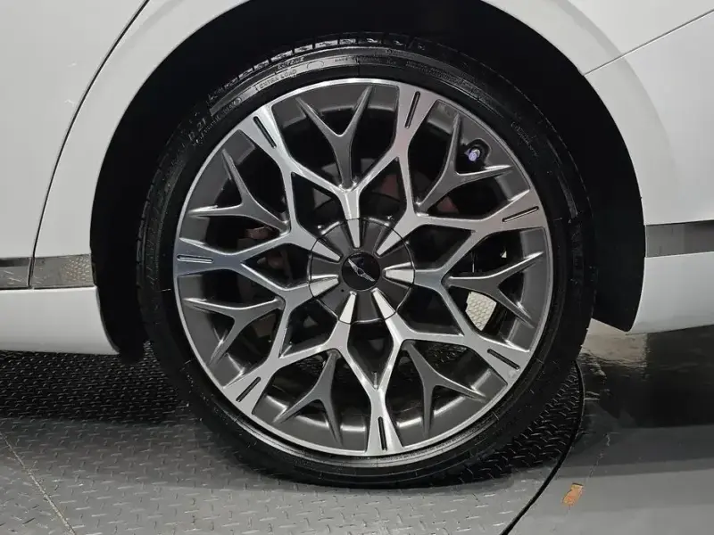 2023 Genesis G90 с пробегом 32 900 км