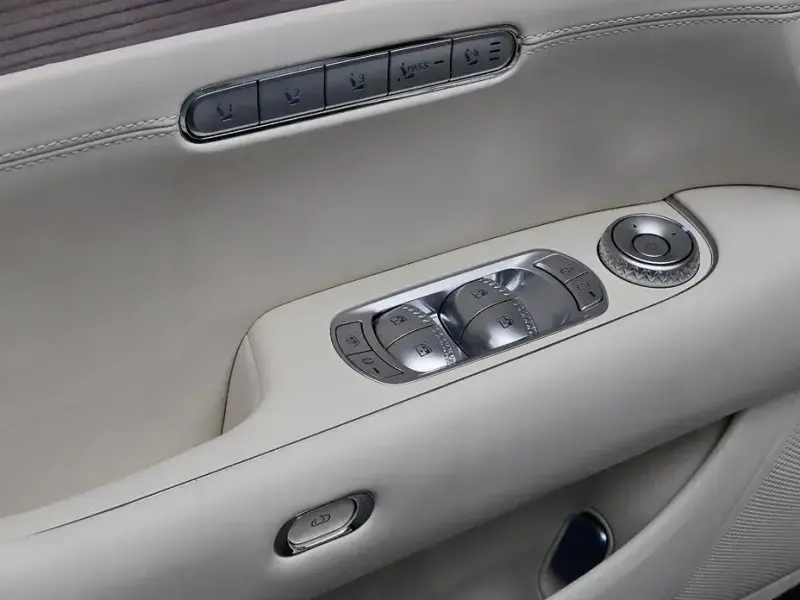 2023 Genesis G90 с пробегом 32 900 км