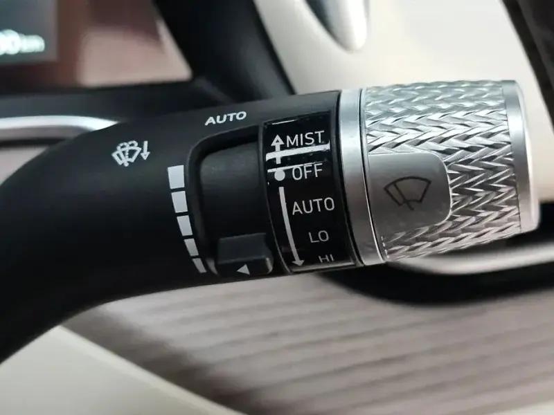 2023 Genesis G90 с пробегом 32 900 км