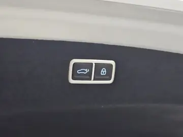 2023 Genesis G90 с пробегом 32 900 км