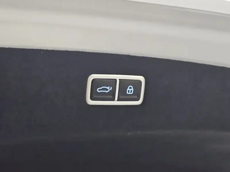2023 Genesis G90 с пробегом 32 900 км