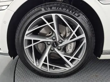 2023 Genesis G90 с пробегом 12 654 км