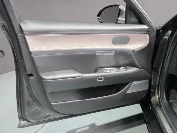 2023 Genesis G90 с пробегом 79 628 км