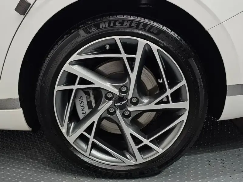 2023 Genesis G90 с пробегом 12 654 км