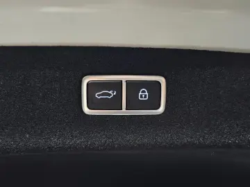 2023 Genesis G90 с пробегом 12 654 км