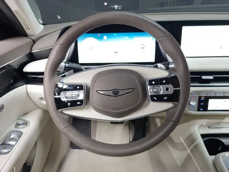 2023 Genesis G90 с пробегом 37 943 км