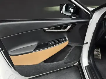 2023 Kia EV6 с пробегом 77 909 км