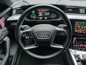 2022 Audi e-tron с пробегом 63 822 км