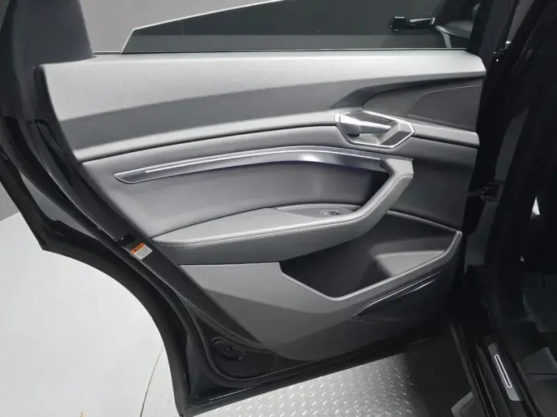 2022 Audi e-tron с пробегом 63 822 км