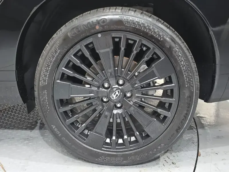2025 Hyundai Santa Fe с пробегом 10 833 км
