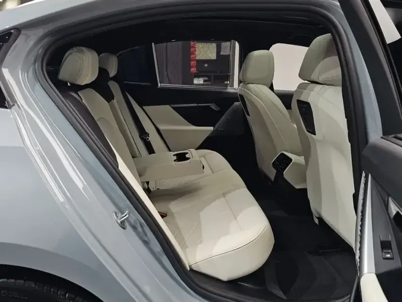 2025 BMW i5 с пробегом 18 106 км