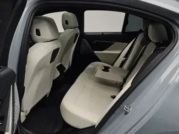 2025 BMW i5 с пробегом 18 106 км