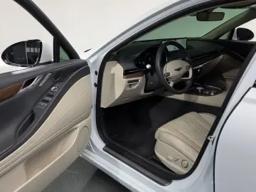 2023 Genesis G80 с пробегом 17 402 км