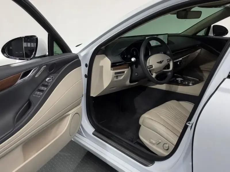 2023 Genesis G80 с пробегом 17 402 км