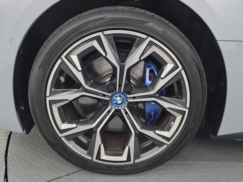 2022 BMW i4 с пробегом 75 493 км
