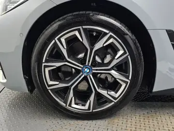 2022 BMW i4 с пробегом 32 965 км