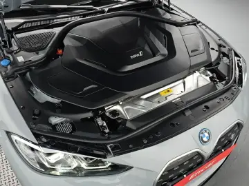 2022 BMW i4 с пробегом 32 965 км