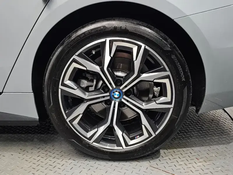 2022 BMW i4 с пробегом 32 965 км
