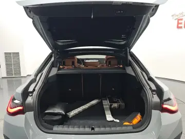 2022 BMW i4 с пробегом 32 965 км