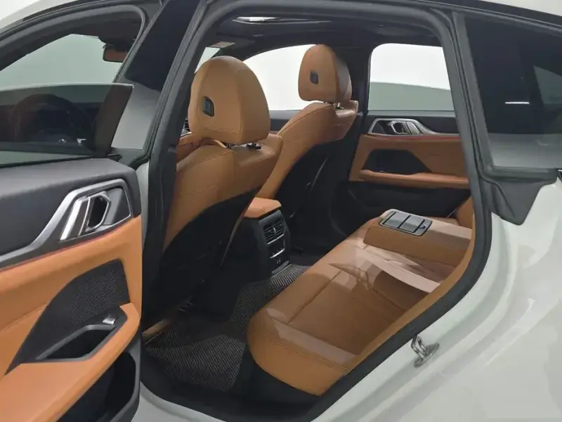 2022 BMW i4 с пробегом 74 678 км
