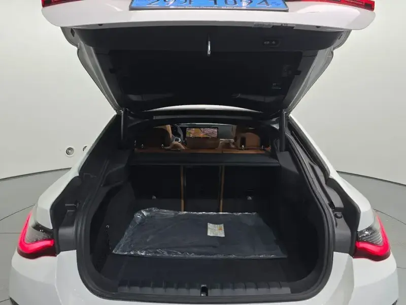 2022 BMW i4 с пробегом 74 678 км