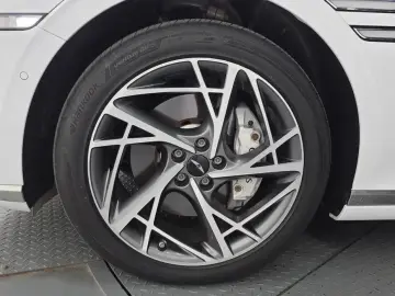 2023 Genesis G90 с пробегом 57 846 км