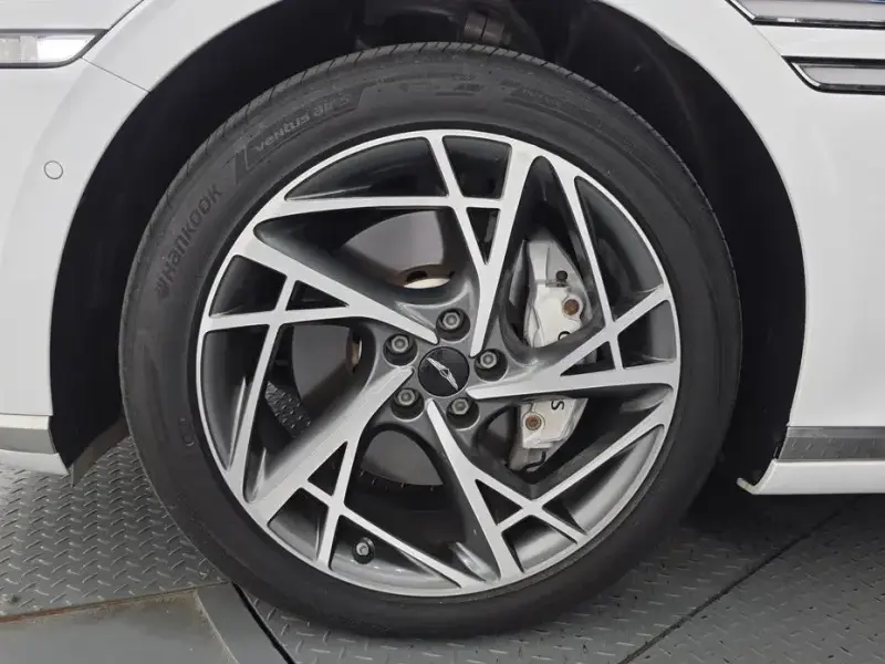 2023 Genesis G90 с пробегом 57 846 км