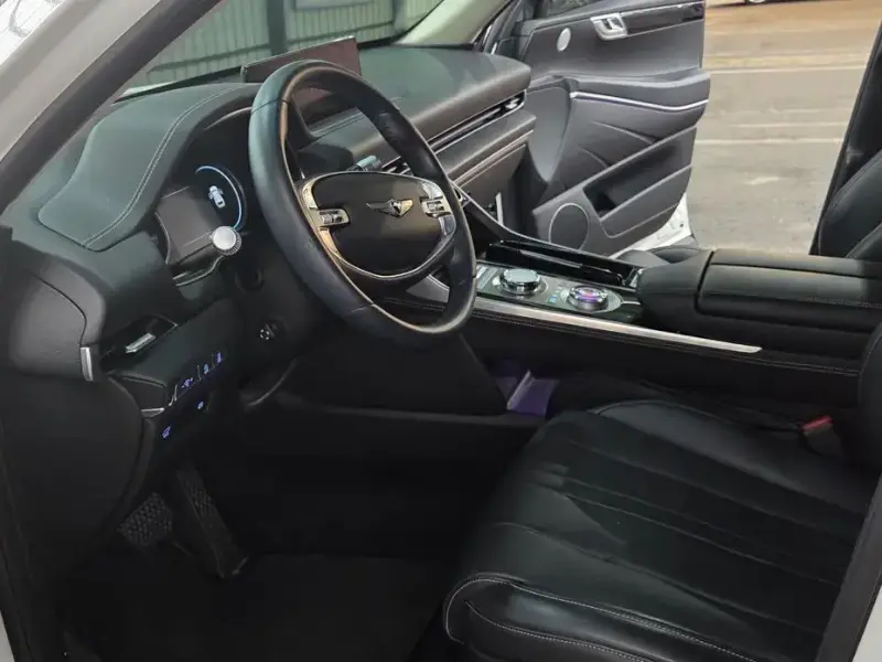 2023 Genesis GV80 с пробегом 31 000 км